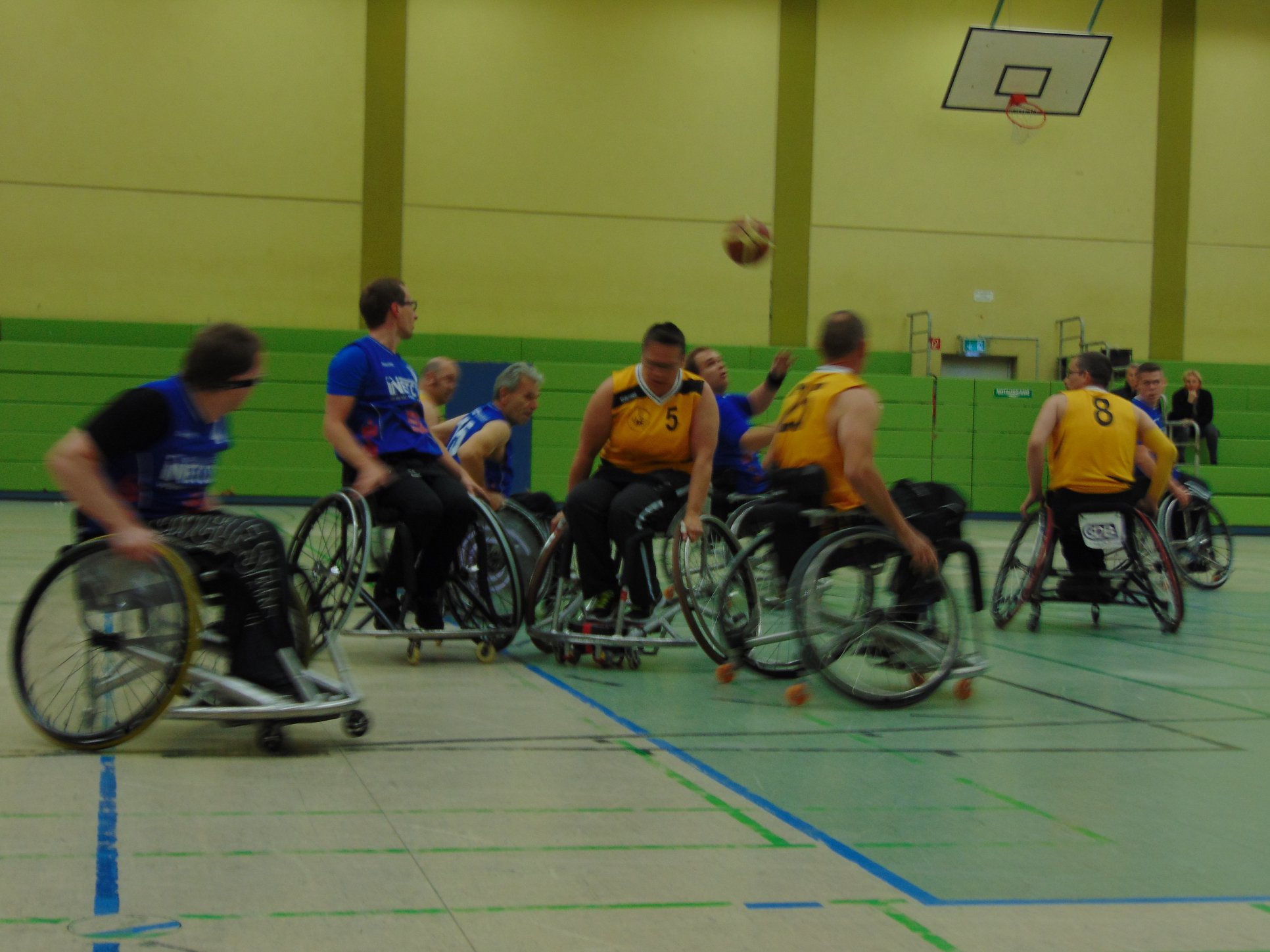Rollstuhlbasketballer starten in die Oberliga West mit einem Sieg und einer Niederlage